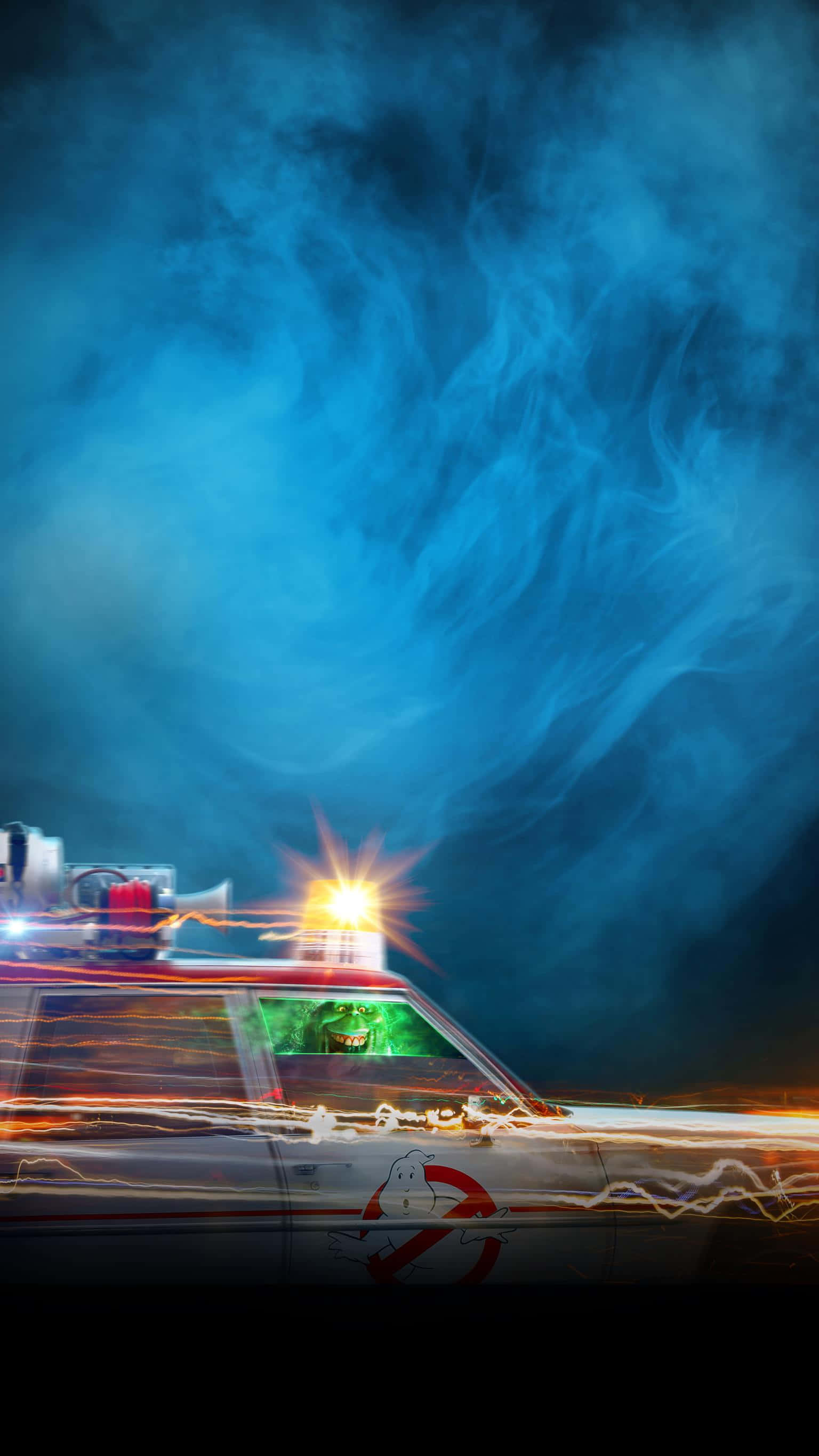 魔鬼剋星 桌布 壁紙 — Ghostbusters Ecto 1 汽車，帶有發光的燈光和車窗上的鬼臉，背景是旋轉的藍色煙霧。