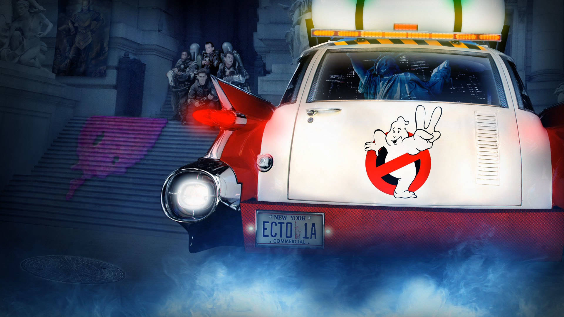 魔鬼剋星 桌布 壁紙 — Ghostbusters Ecto 1A 汽車，帶有發光的質子背包和鬼魂標誌，停在霧氣瀰漫的台階上，團隊在後面。