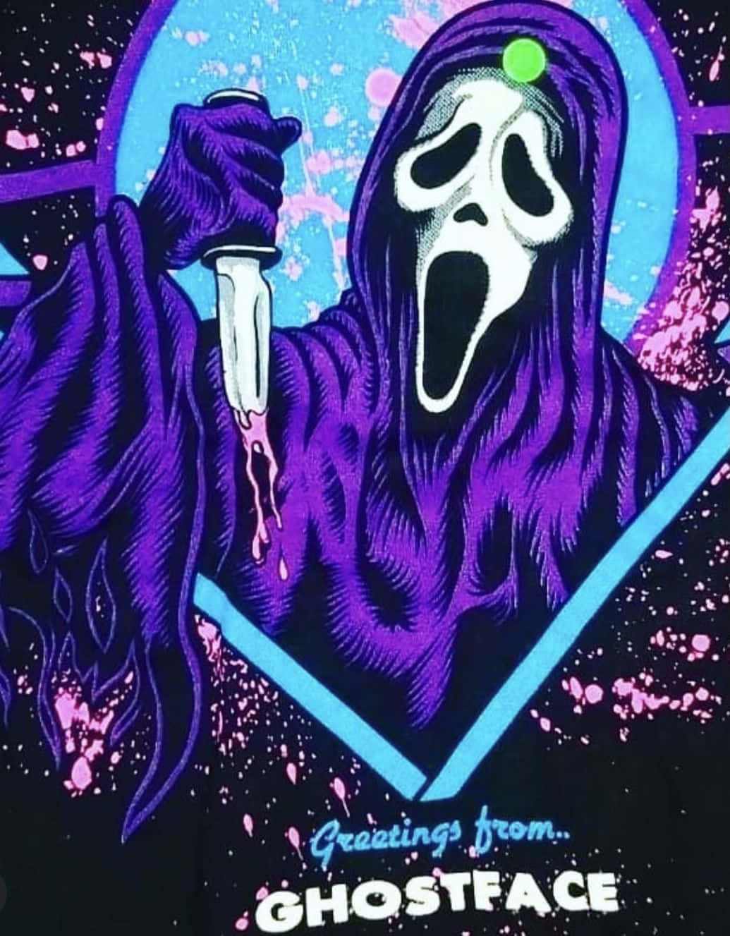 Cute Ghost 桌布 壁紙 — Ghostface 身穿紫色長袍，在帶有粉紅色飛濺的霓虹藍心形背景下手持血淋淋的刀。