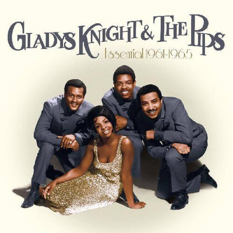 Photoshoot 桌布 壁紙 — Gladys Knight and The Pips 自信地擺姿勢，身穿優雅西裝和閃閃發光的金色連衣裙，背景是純色奶油色。