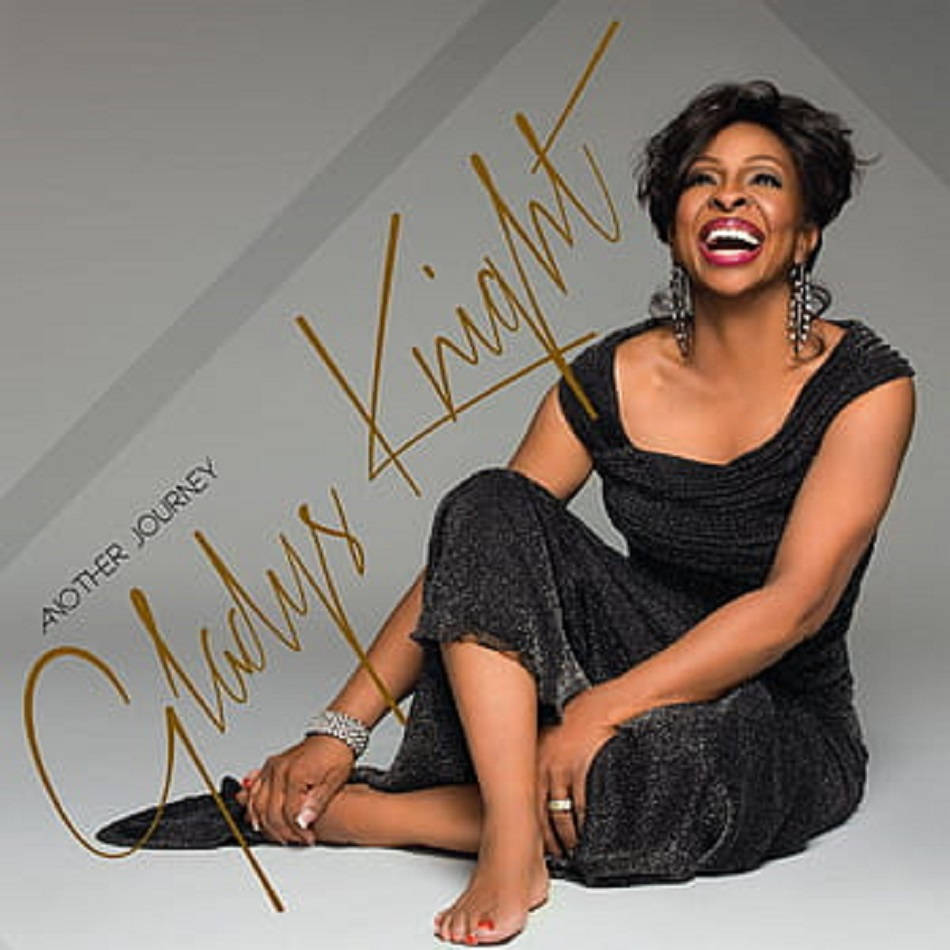 Album Cover 桌布 壁紙 — Gladys Knight 赤腳坐在錄音室地板上，穿著閃亮黑色連衣裙，上面有金色文字覆蓋，開懷大笑。