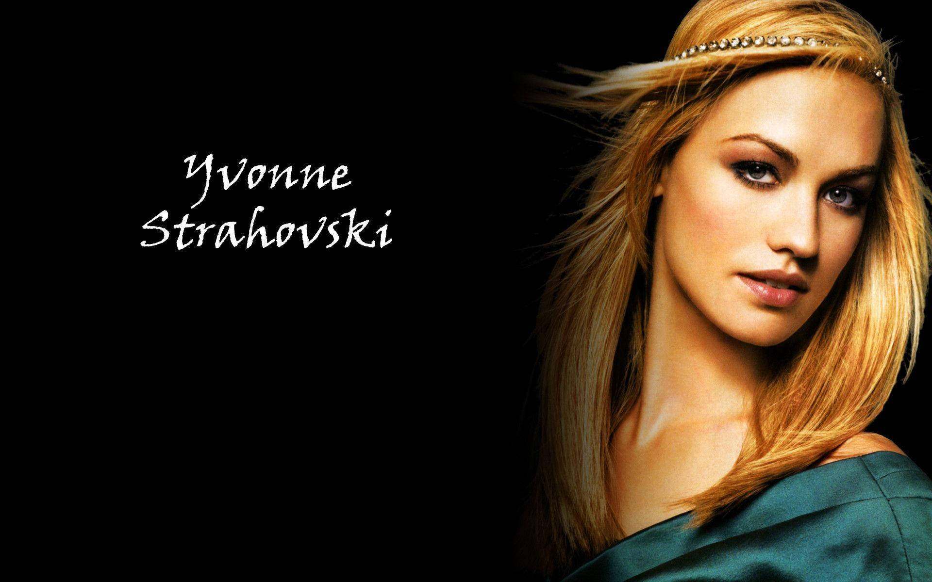 Yvonne 桌布 壁紙 — Yvonne Strahovski 的迷人肖像，金色長髮飄逸，頭戴珠寶頭帶，背景為純黑色。