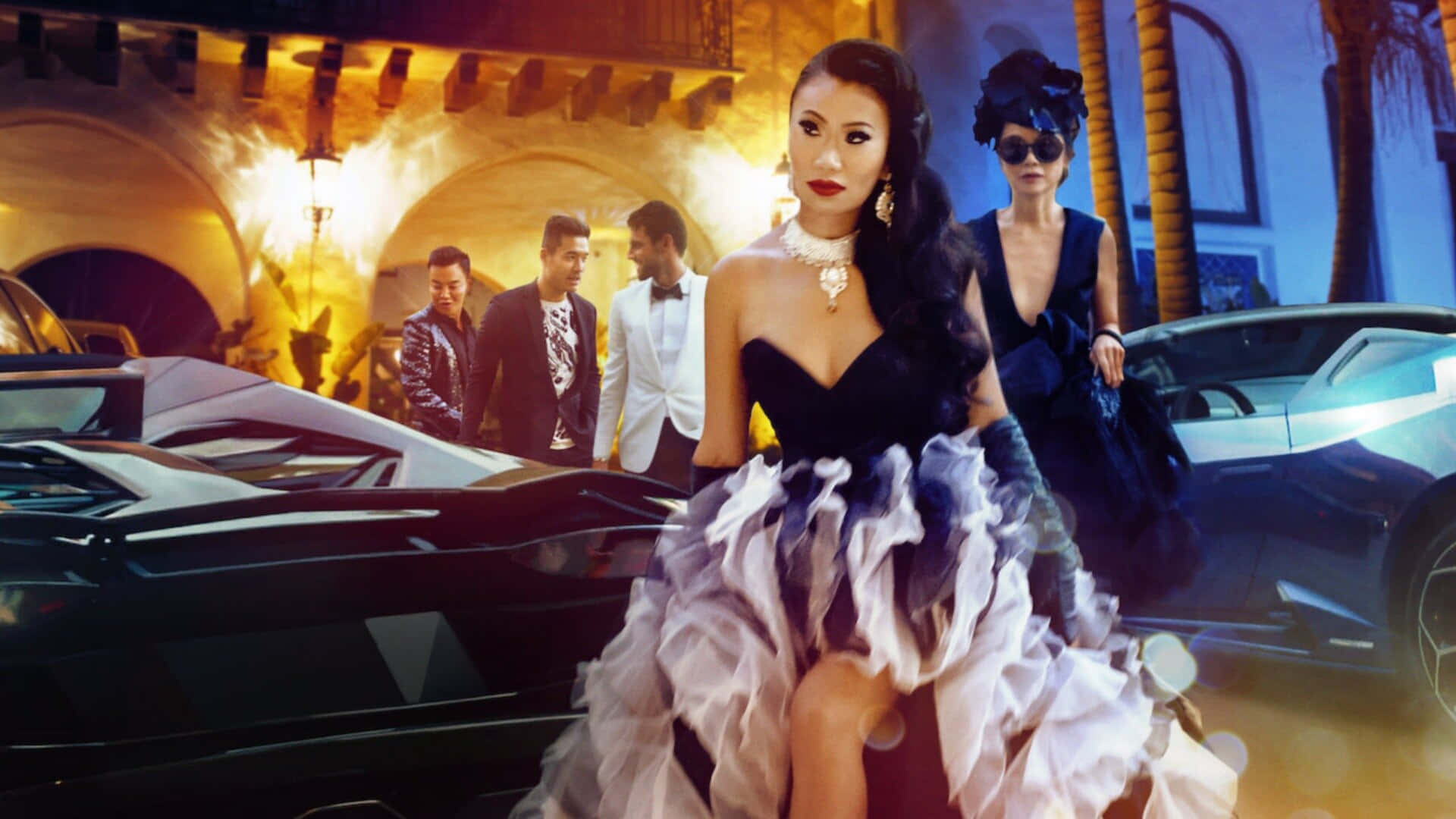 Bling Empire 桌布 壁紙 — 一位穿著黑白荷葉邊禮服的迷人女性，在奢華的夜間派對上自信地站在一輛時尚的黑色跑車旁。