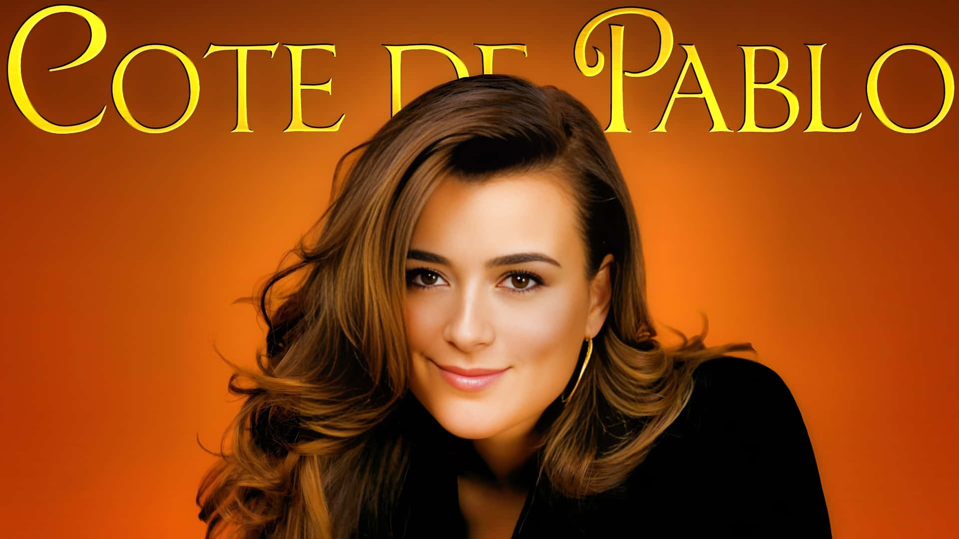  壁紙 — Cote de Pablo 的迷人肖像，在豐富的橙色漸層背景前溫暖微笑，她的名字以金色字體呈現。