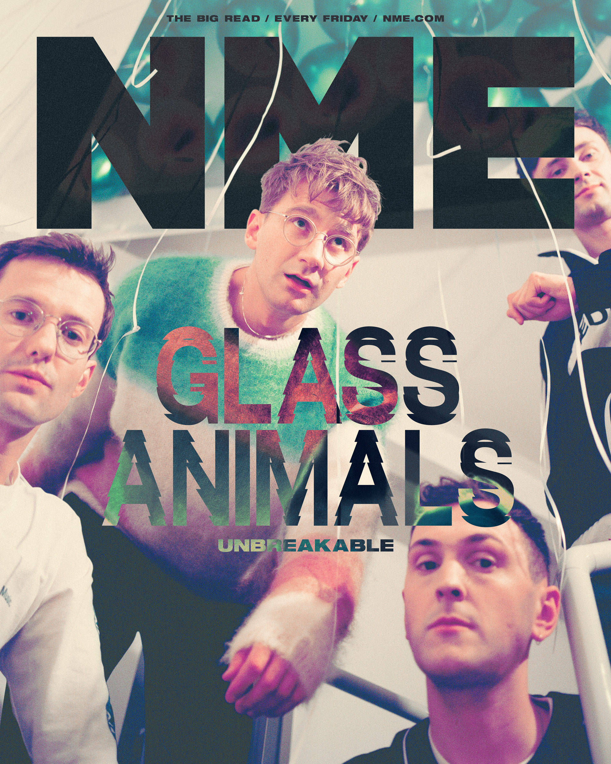 animals 桌布 壁紙 — Glass Animals 的四位樂團成員透過破碎的玻璃面板凝視，圖片上覆蓋著粗體字體。