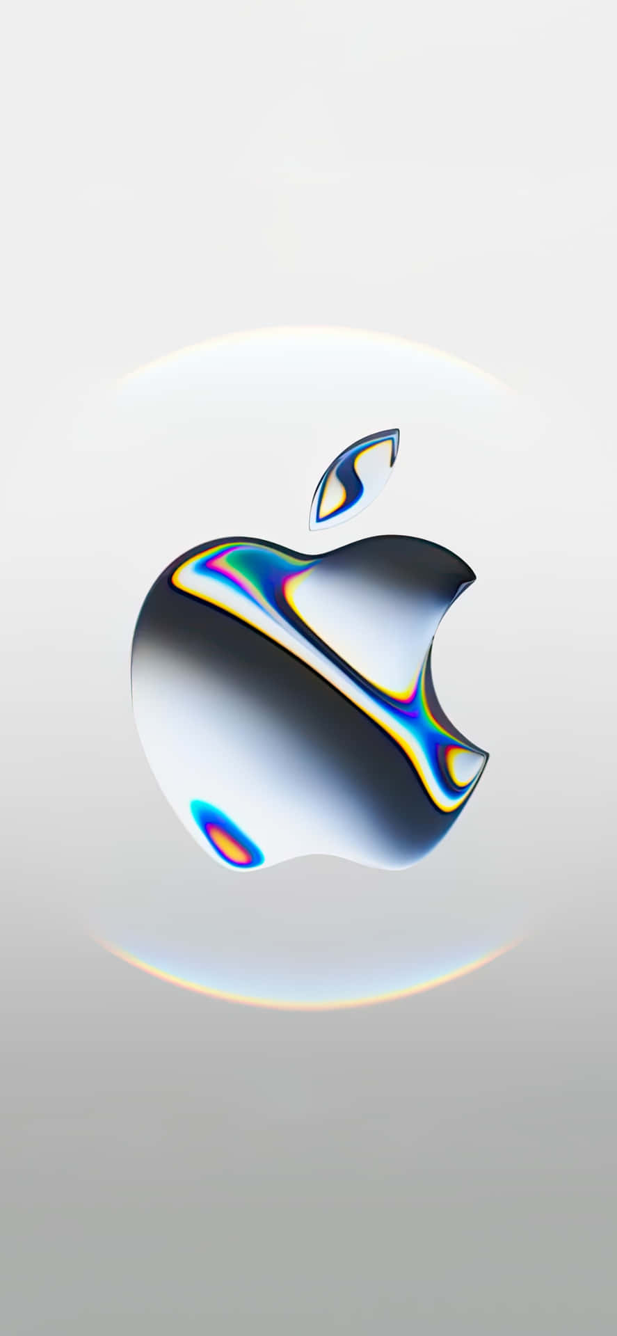  壁紙 — 一個帶有彩虹色反光的光澤Apple標誌漂浮在柔和漸變背景上。