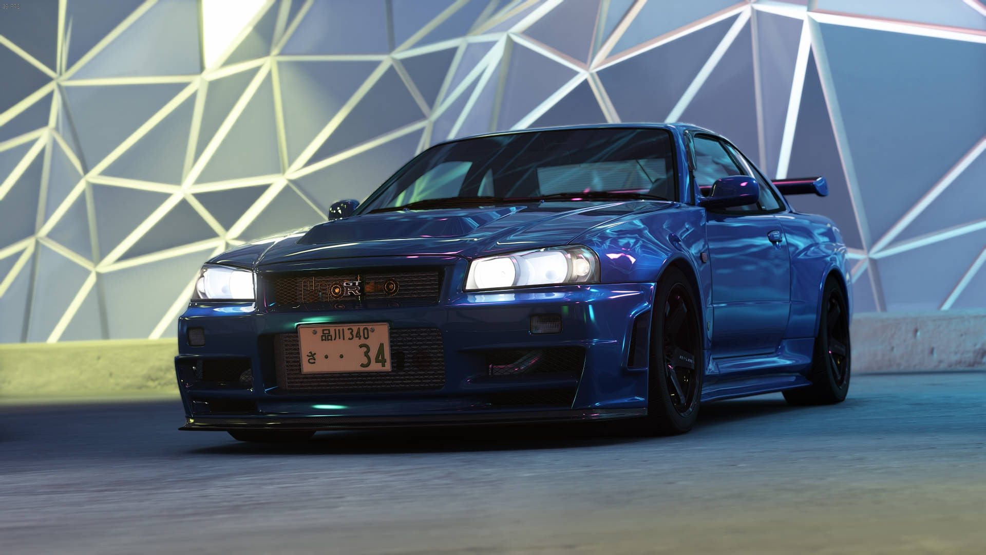 藍色日產Skyline R34跑車，帶有發光頭燈，以幾何牆為背景。 — 日產 Skyline GTR R34 壁紙