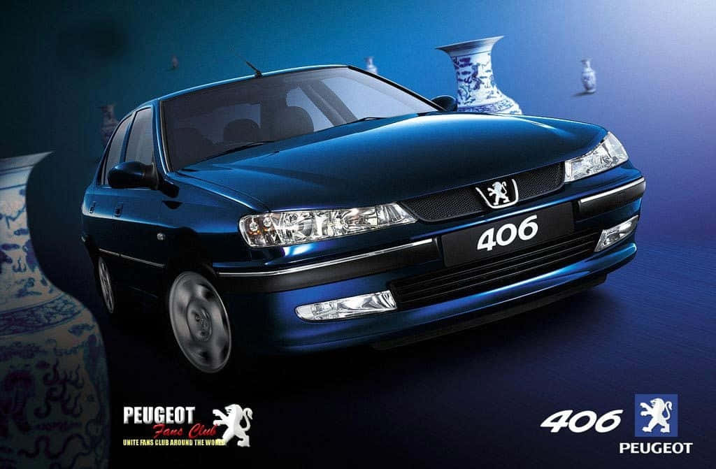 Peugeot 406 桌布 壁紙 — 一輛光澤藍色標緻406轎車在攝影棚中展示，配有華麗的藍白花瓶，背景為深藍色漸層。