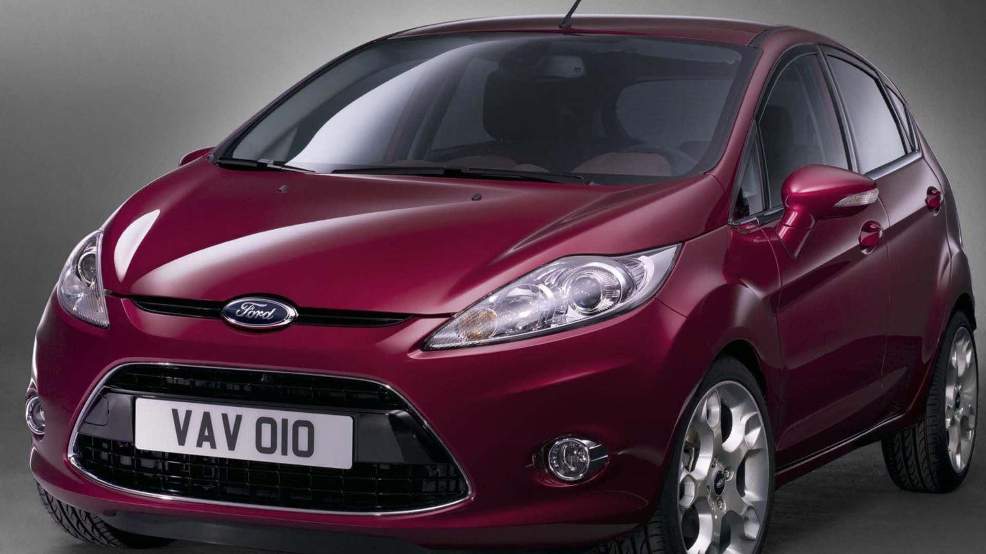 Ford Fiesta 桌布 壁紙 — 一輛光澤的栗色福特 Fiesta 掀背車在工作室拍攝中展示，具有反光表面和銀色合金輪圈。