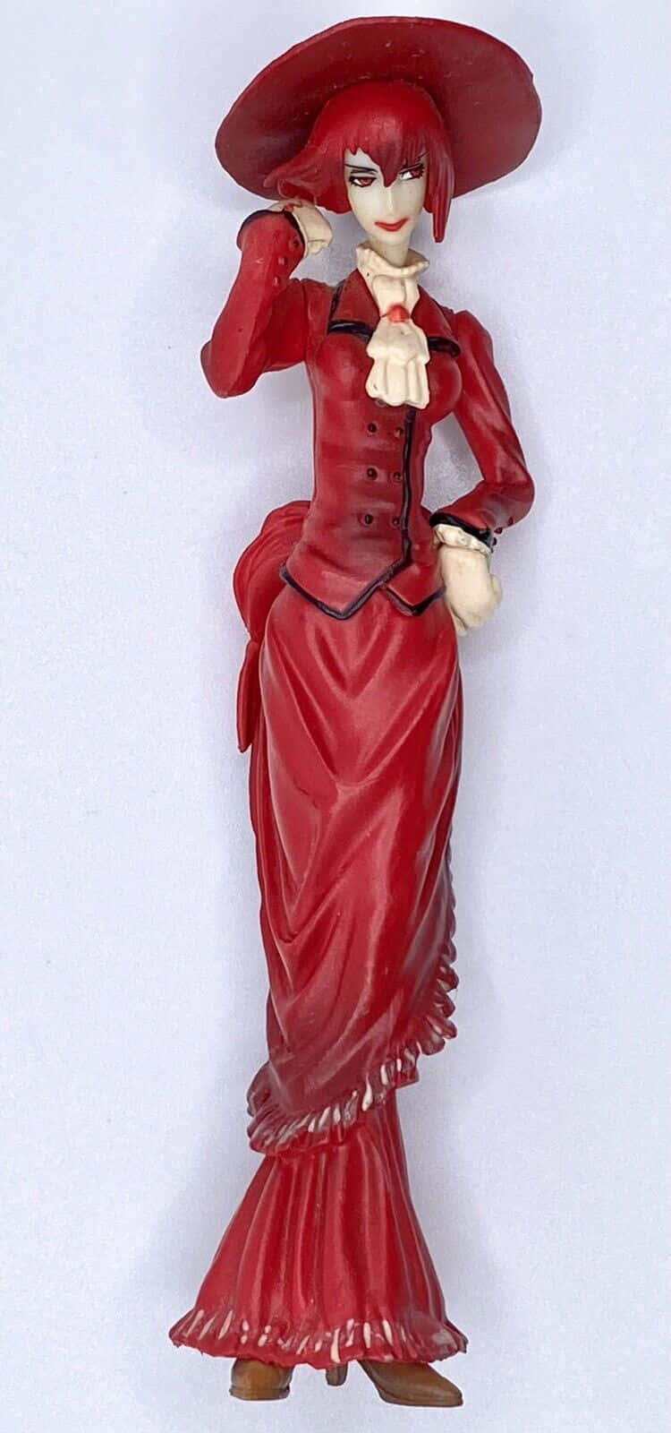 Madam Red 桌布 壁紙 — 一個穿著長裙和寬邊帽的女性光澤紅色動漫人偶，在純白色背景前擺姿勢。