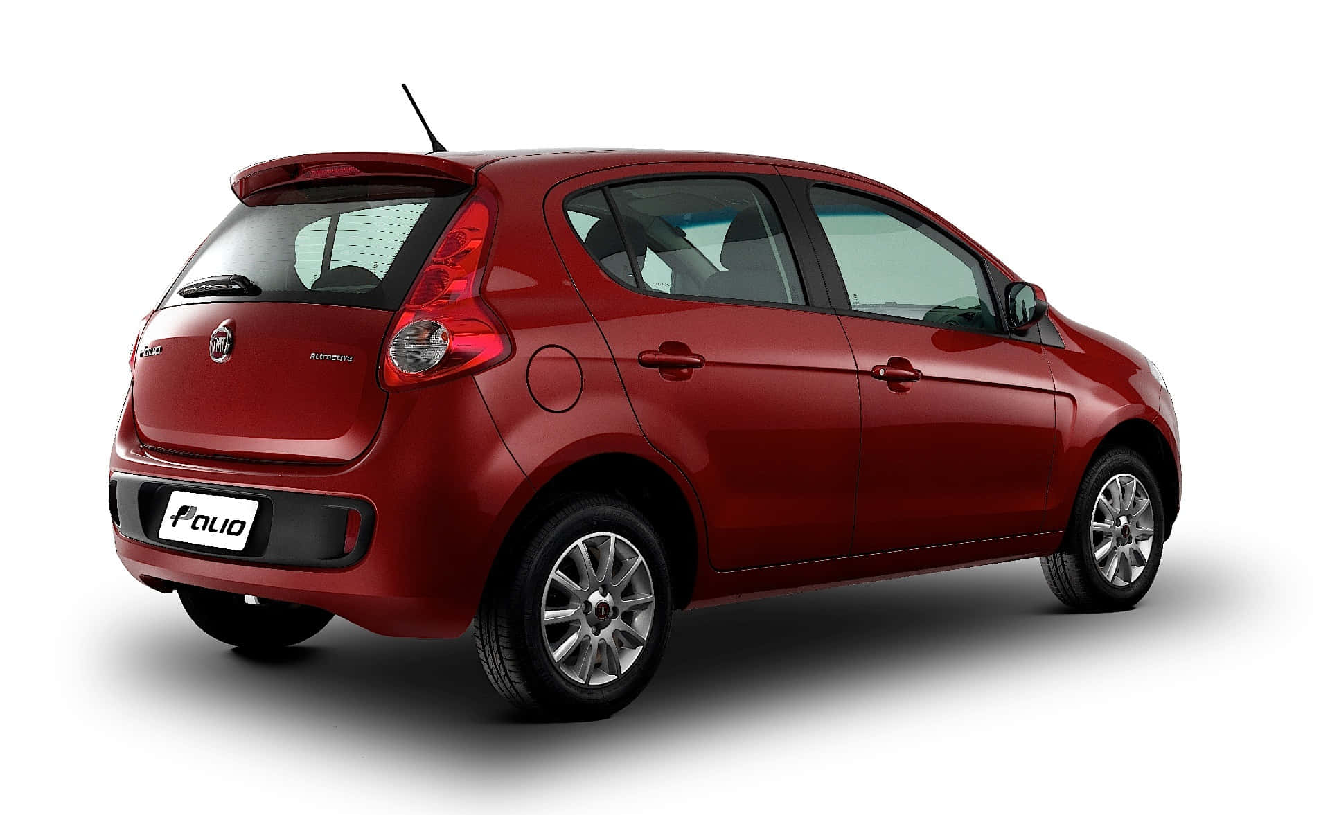 Fiat Palio 桌布 壁紙 — 光澤紅色Fiat Palio掀背車以四分之三後視圖展示在乾淨的白色工作室背景上。