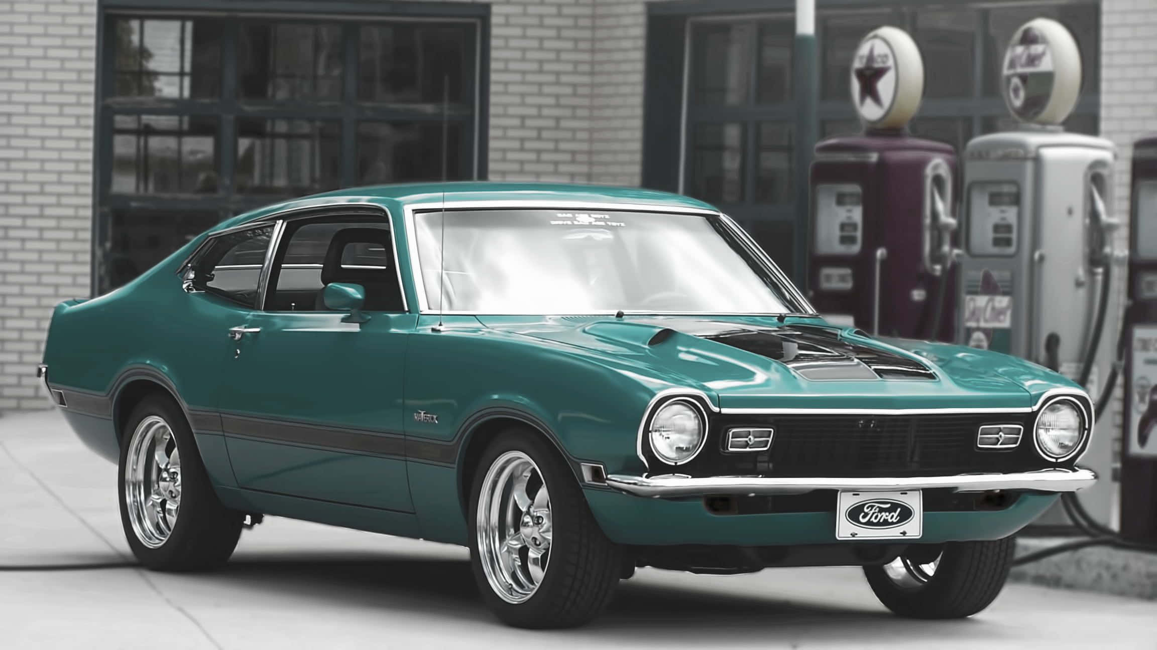 Ford Maverick 桌布 壁紙 — 一輛閃亮青綠色經典福特野馬快背車停在復古加油站，配有復古油泵。