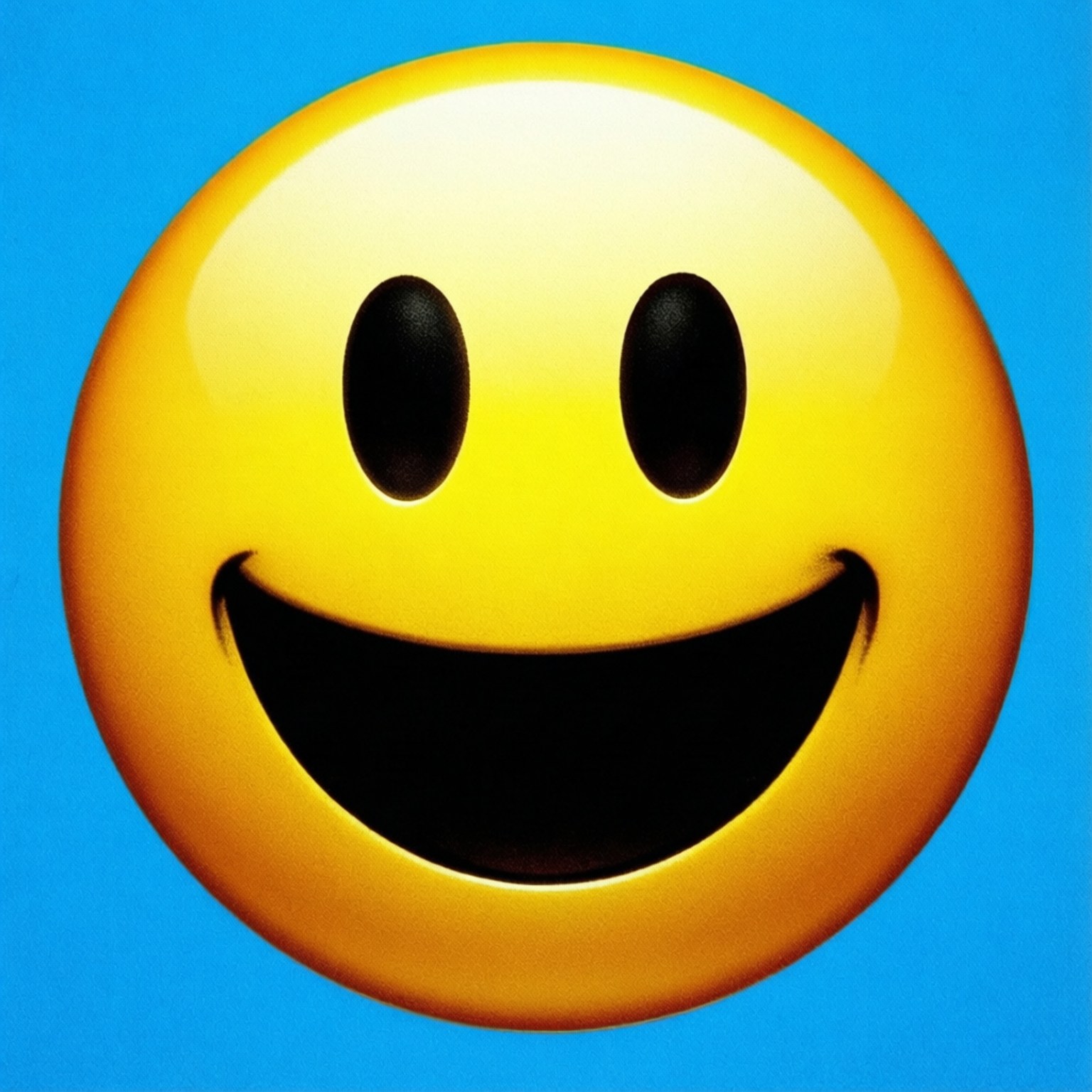 Happy Smiley Emoji 壁紙 — 一個有光澤的黃色笑臉，帶有黑色橢圓形眼睛和寬闊的笑容，置於純藍色背景上。