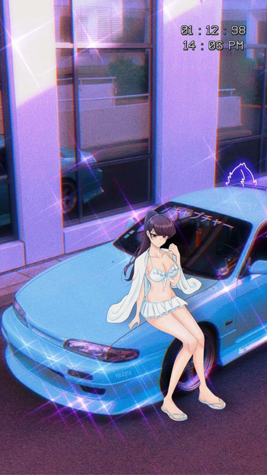  壁紙 — 一個發光的動漫女孩穿著白色服裝，在黃昏時分霓虹燈閃爍的城市小巷中靠在一輛閃閃發光的藍色跑車上。