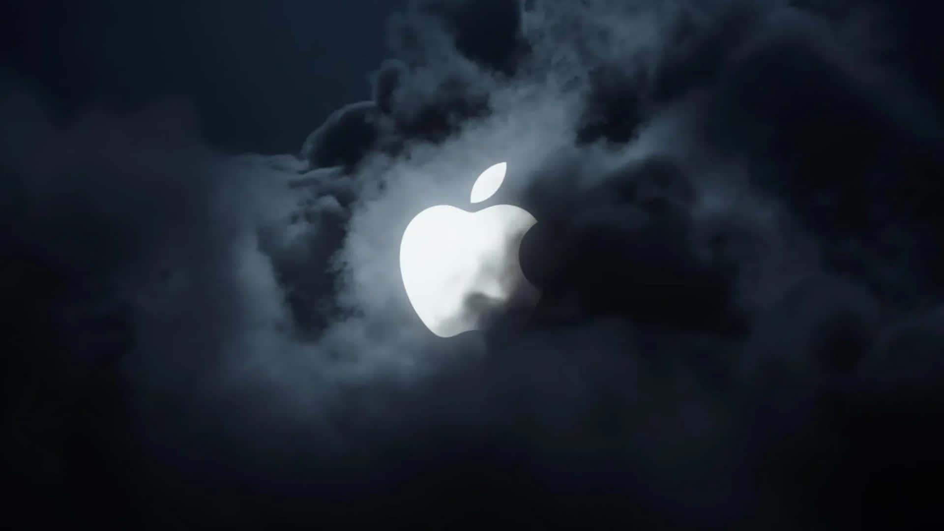  壁紙 — 一個發光的Apple標誌從旋轉的烏雲中浮現，映襯著陰沉的夜空。