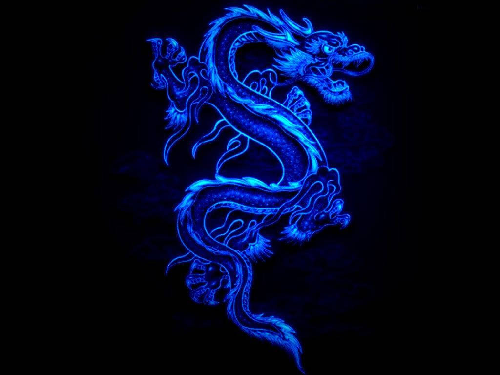 發光的藍色龍，帶有複雜的鱗片，在黑色背景上。 — 日式龍 壁紙