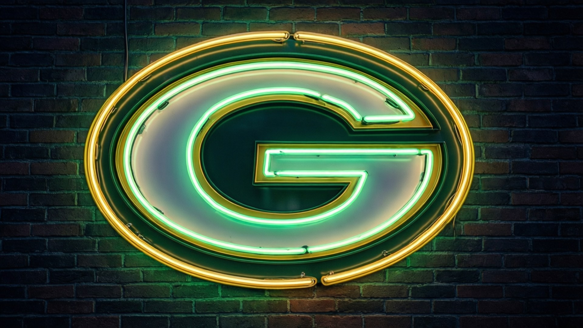 Neon Logo Brick Wall 壁紙 — 一個發光的綠色和金色霓虹燈牌，形狀像大寫字母G，掛在深色磚牆上。