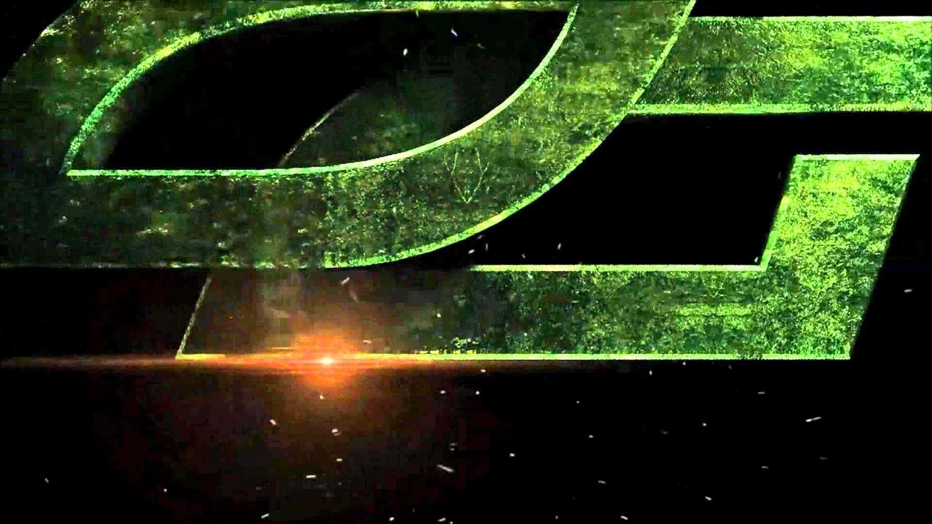 Optic Gaming 桌布 壁紙 — 一個發光的綠色風格標誌，帶有火橙色光暈，襯托在深色背景上。