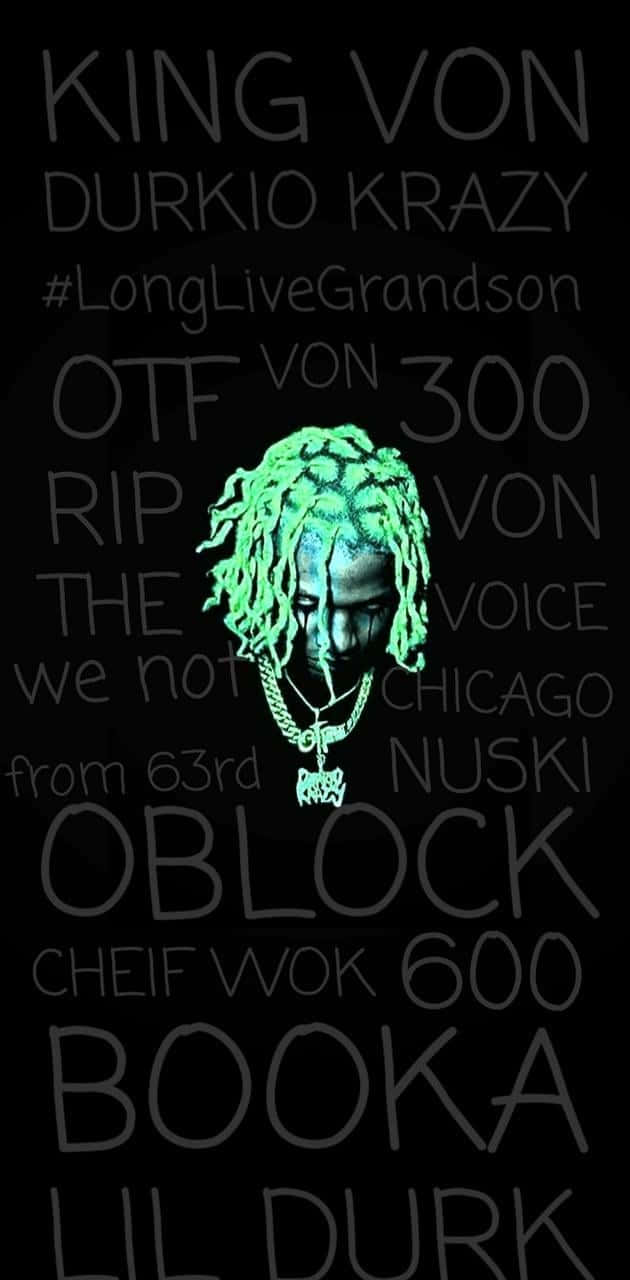 King Von的肖像，帶有發光的綠色辮子和黑色背景上的紀念文字。 — King Von 壁紙