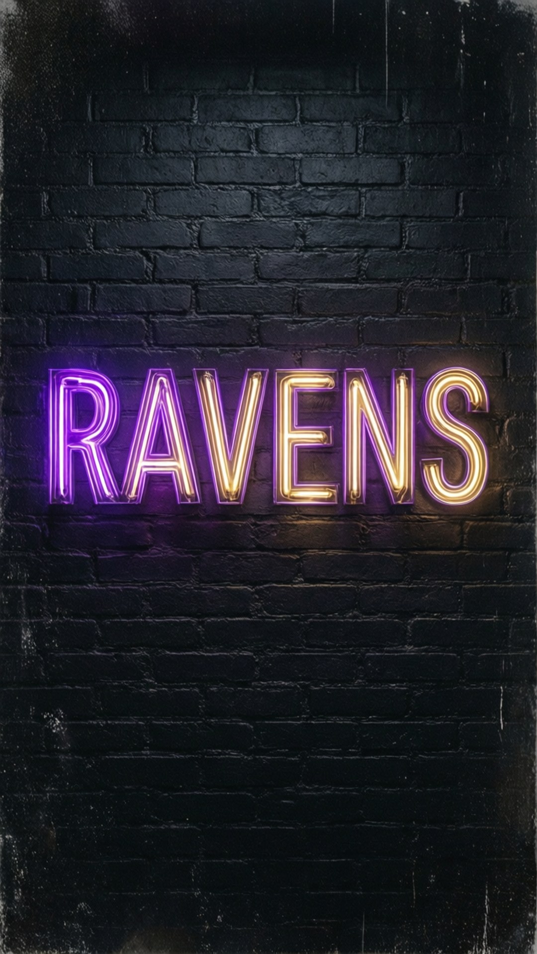 Neon RAVENS Sign 壁紙 — 一個發光的霓虹燈牌，用紫色和金色字母拼出ravens，安裝在深色紋理磚牆上。