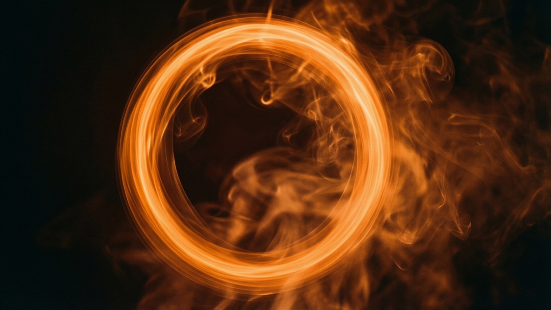 Smoke Orange Circle 壁紙 — 一個發光的橙色火環在黑暗背景中旋轉，周圍有煙霧飄散。