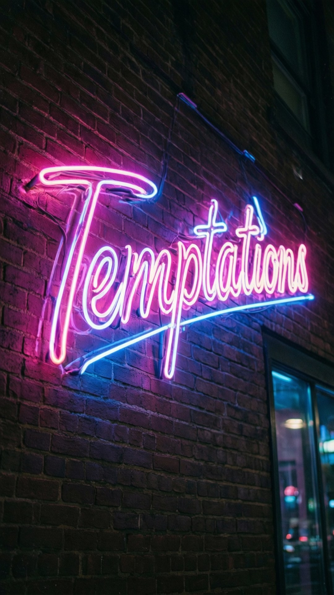 Temptations 桌布 壁紙 — 一個發光的粉紅色和藍色霓虹燈牌，上面寫著「Temptations」，在夜晚照亮了深色的磚牆。
