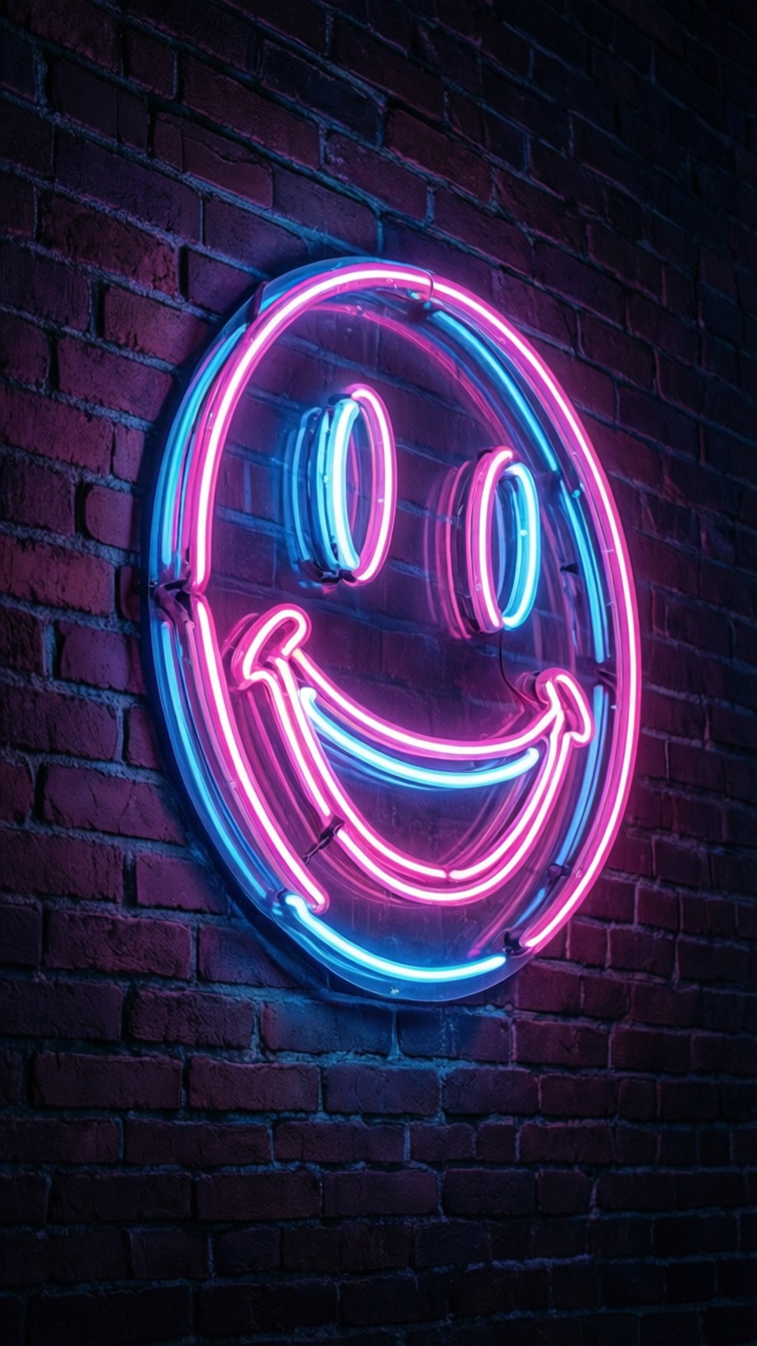 Neon Smile Sign 壁紙 — 一個發光的粉紅色和藍色霓虹燈笑臉標誌安裝在深色磚牆上。