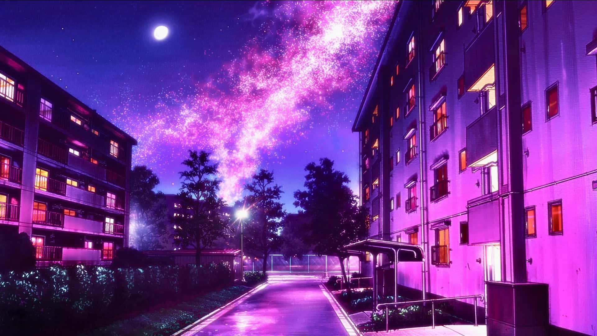  壁紙 — 一條發光的紫色星系在夜間拱形橫跨一條寧靜的住宅街道，伴隨著亮燈的公寓窗戶和滿月。