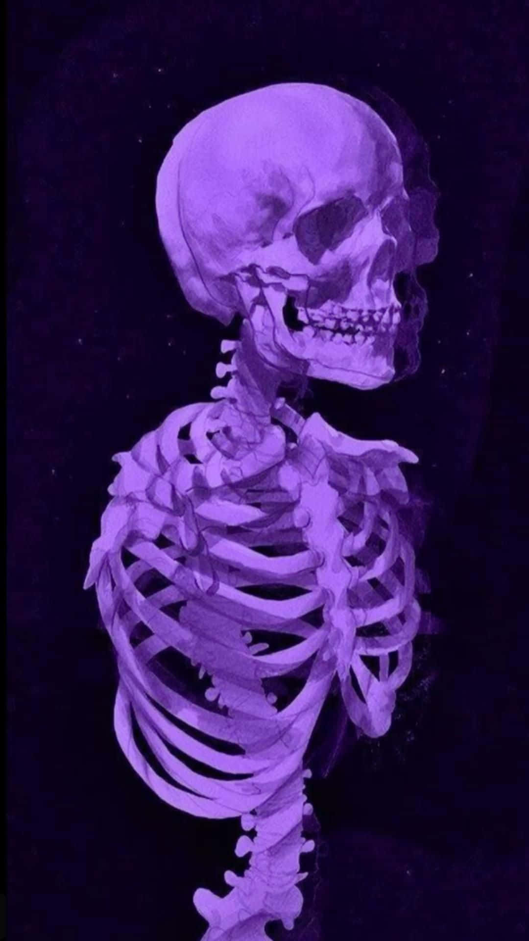  壁紙 — 一個發光的紫色人體骨骼側面站立在黑暗星空背景上，帶有微妙的宇宙光芒。