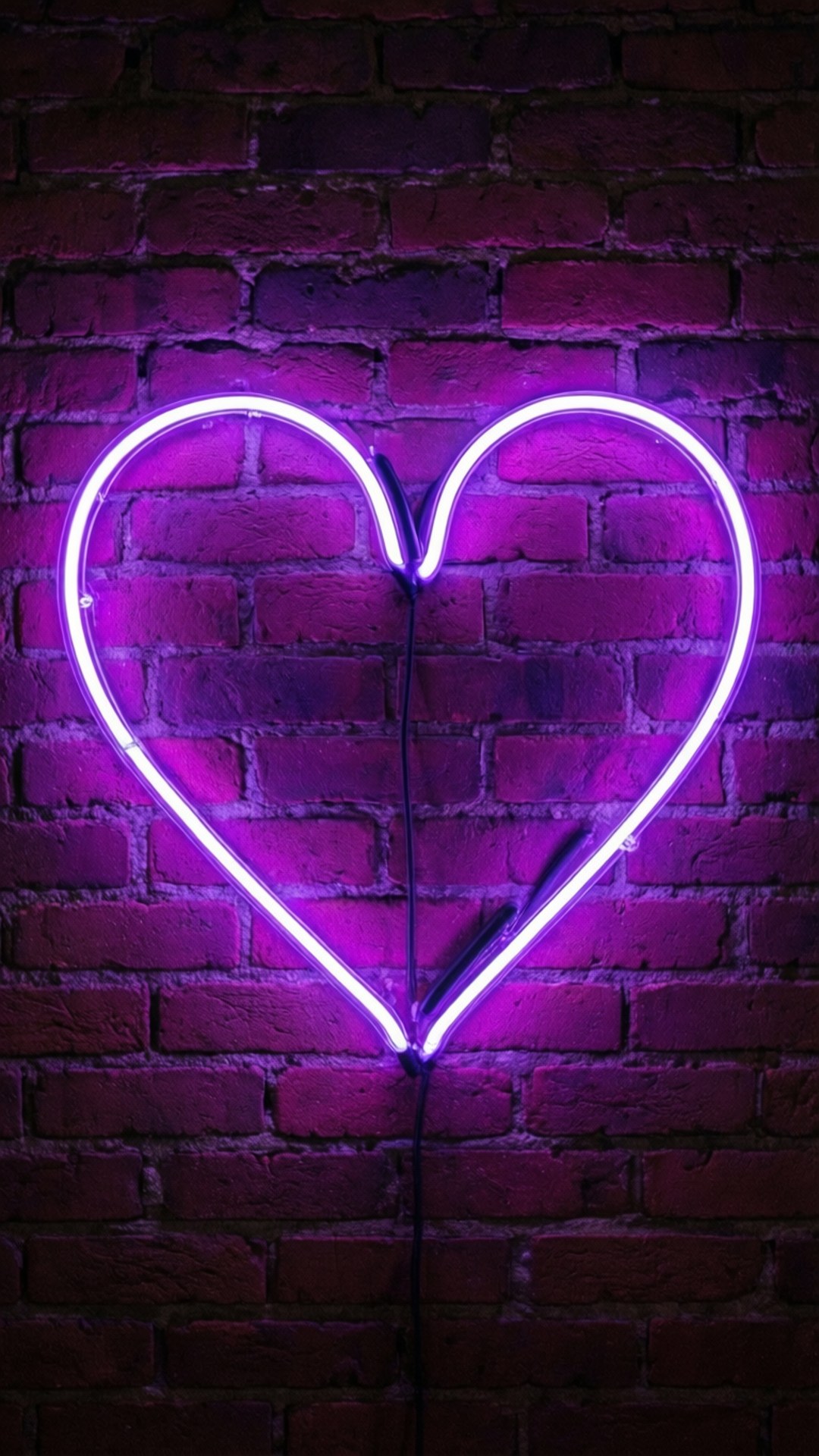 Neon Purple Heart 壁紙 — 一個發光的紫色霓虹心形標誌在昏暗的空間中，將鮮豔的光線投射在有紋理的磚牆上。