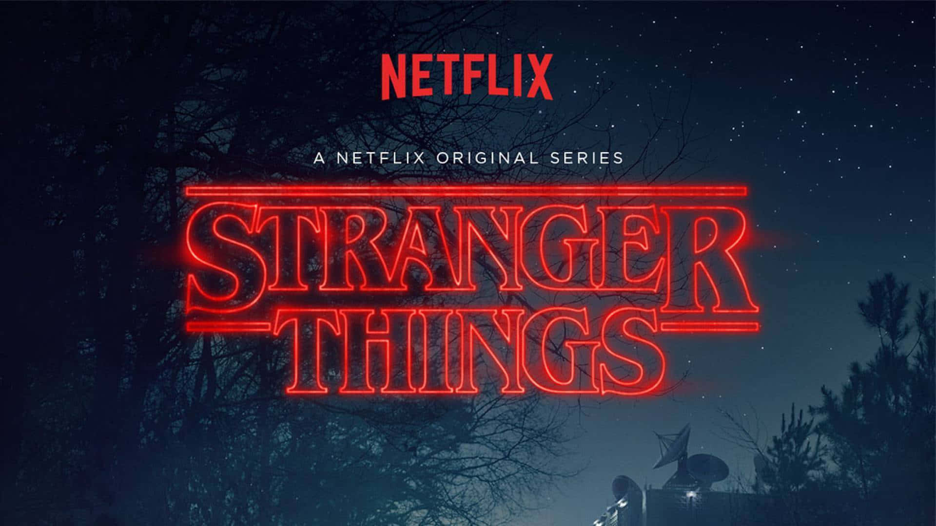 怪奇物語 桌布 壁紙 — Stranger Things 的發光紅色霓虹標題在星空夜空下閃耀，下方有光禿的樹木和衛星天線。