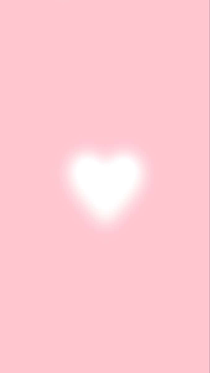 Pink Heart Aura 桌布 壁紙 — 一個柔和發光的白色心形，置於粉彩粉紅色背景中央，帶有柔和漸變效果。