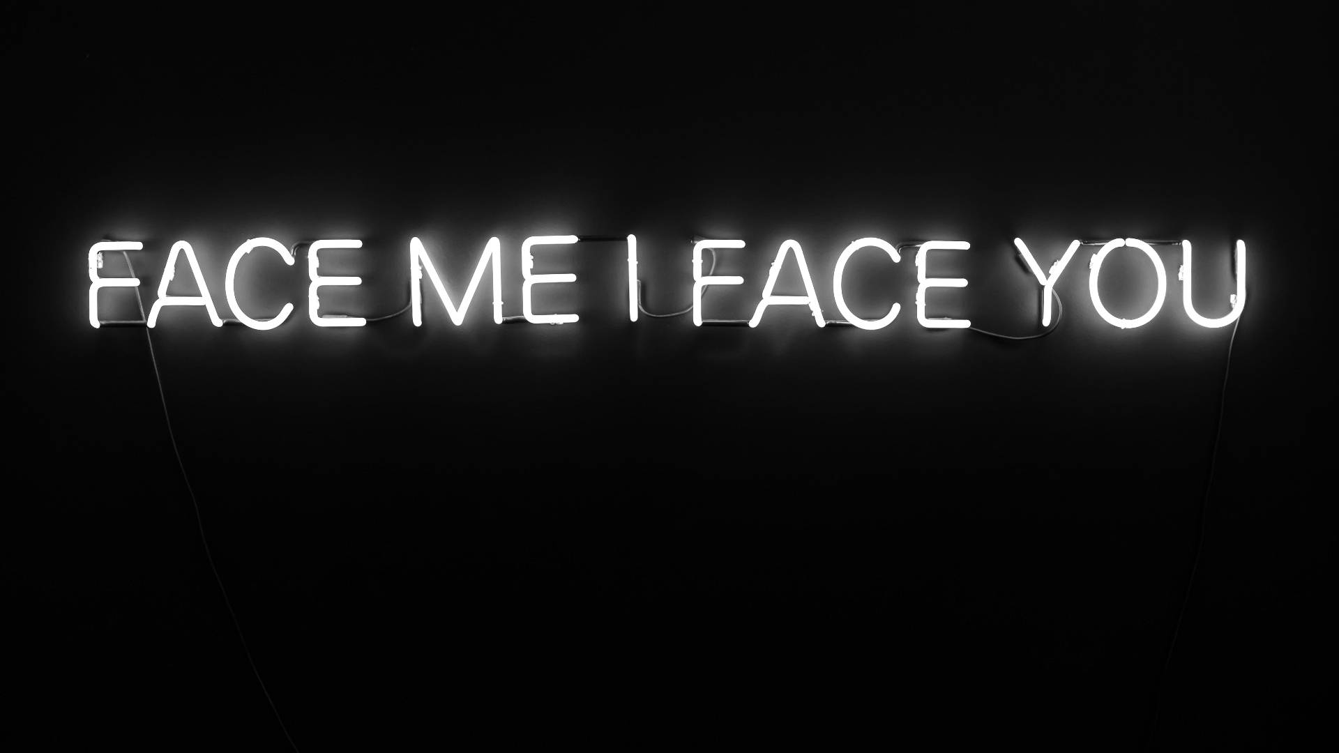 黑色牆上寫有 face me i face you 的白色霓虹燈牌 — 平板電腦 壁紙