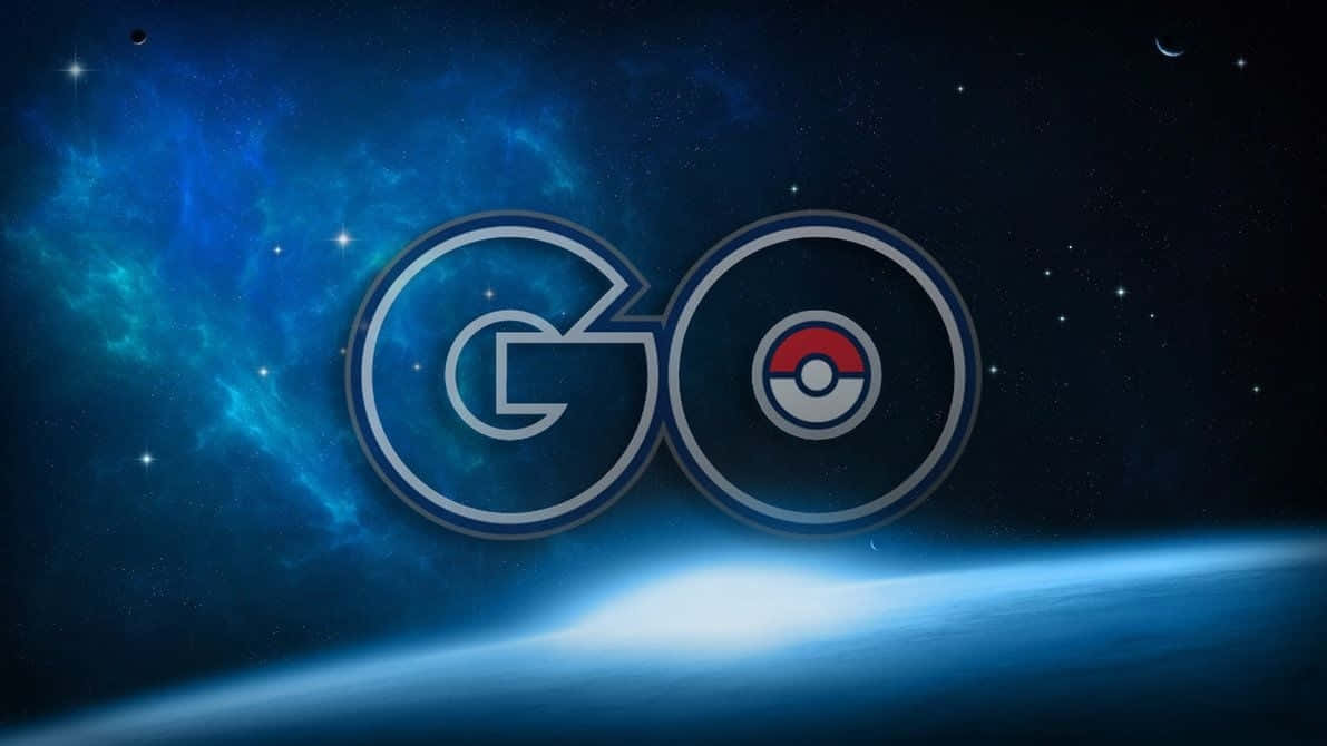 Pokemon Logo 桌布 壁紙 — 「GO」標誌中，以精靈球取代「O」，漂浮在發光的藍色星球上方，背景是星光燦爛的宇宙。