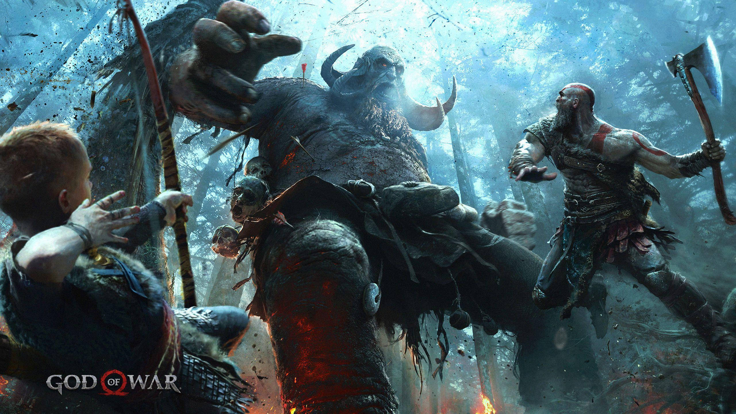 克雷多斯 桌布 壁紙 — God of War 描繪了 Kratos 和 Atreus 在迷霧森林中與一隻巨大的有角野獸戰鬥，周圍有熾熱的火花和破碎的碎片。