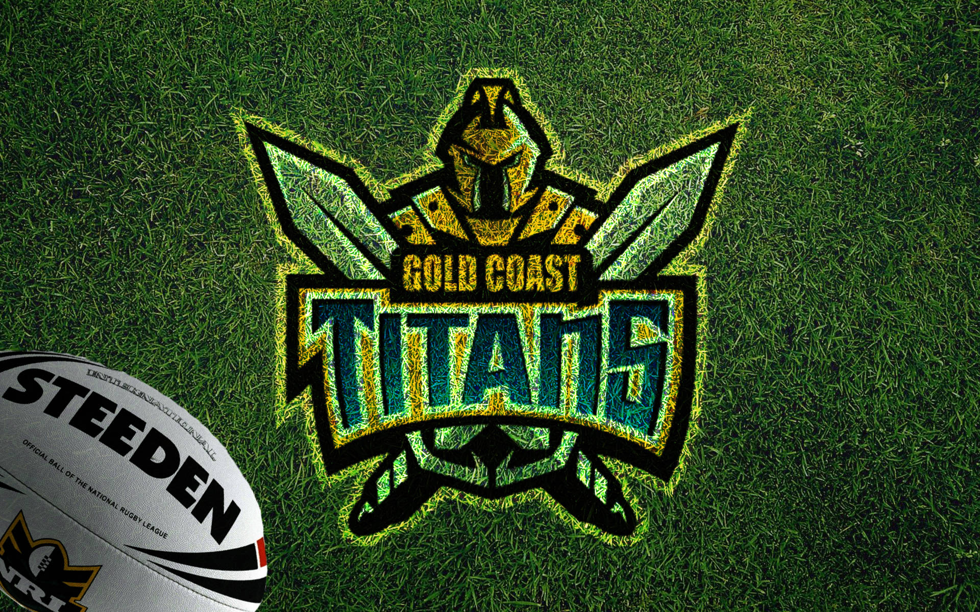Nrl 桌布 壁紙 — Gold Coast Titans 標誌刻在草地上，旁邊有一個 Steeden 橄欖球聯賽用球，在充滿活力的綠色場地上。