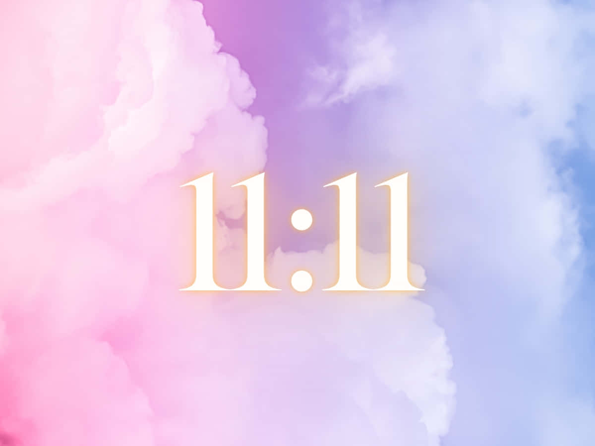  壁紙 — 金色11:11時鐘數字漂浮在粉紅、紫色和藍色雲朵的柔和粉彩天空上。