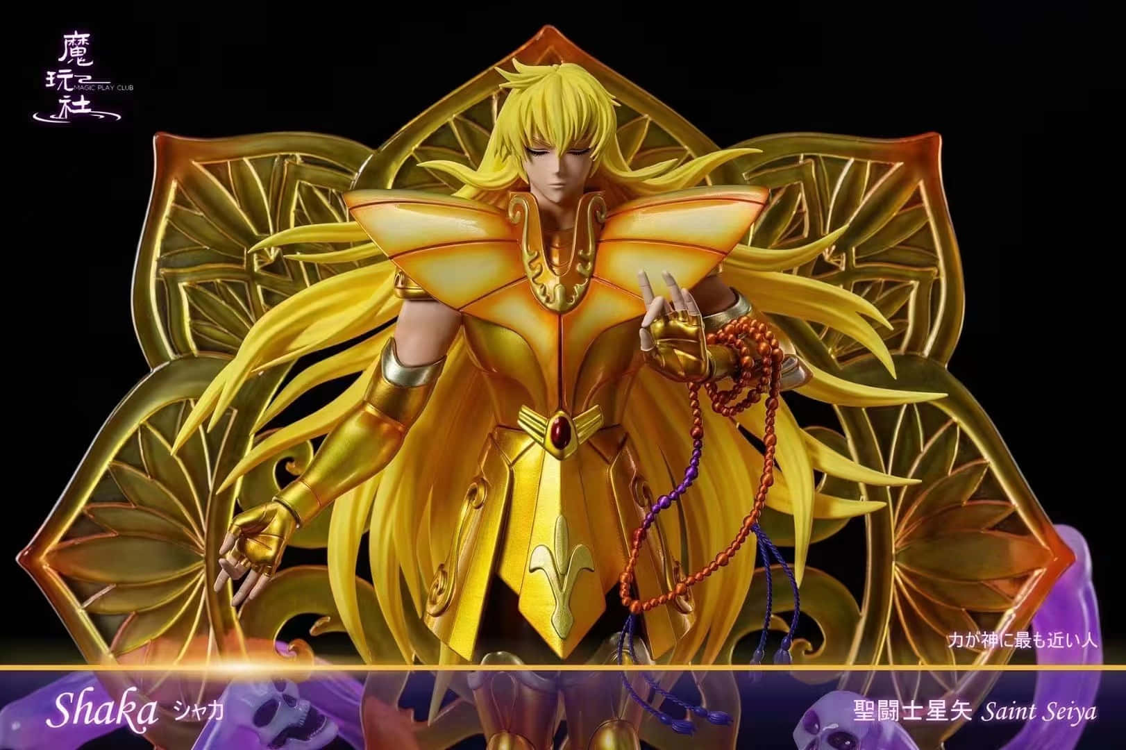 Saint Seiya Virgo Shaka 桌布 壁紙 — 黃金鎧甲動漫戰士沙加威嚴地站在黑暗背景前，手持念珠，背後有精緻的葉紋翅膀。