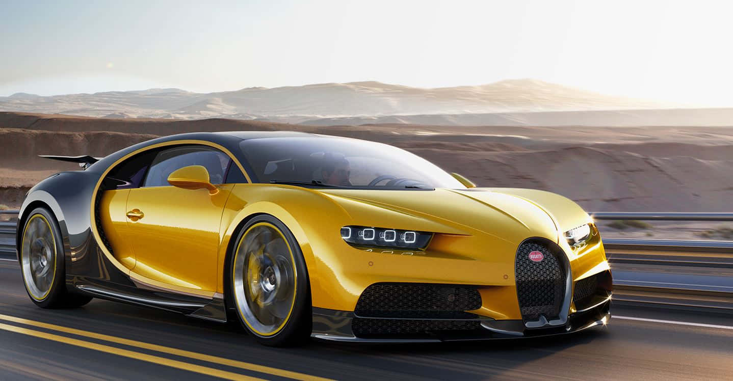 Bugatti Chiron 桌布 壁紙 — 一輛金色布加迪Chiron在晴朗天空下沿著沙漠高速公路疾馳，沙丘起伏。