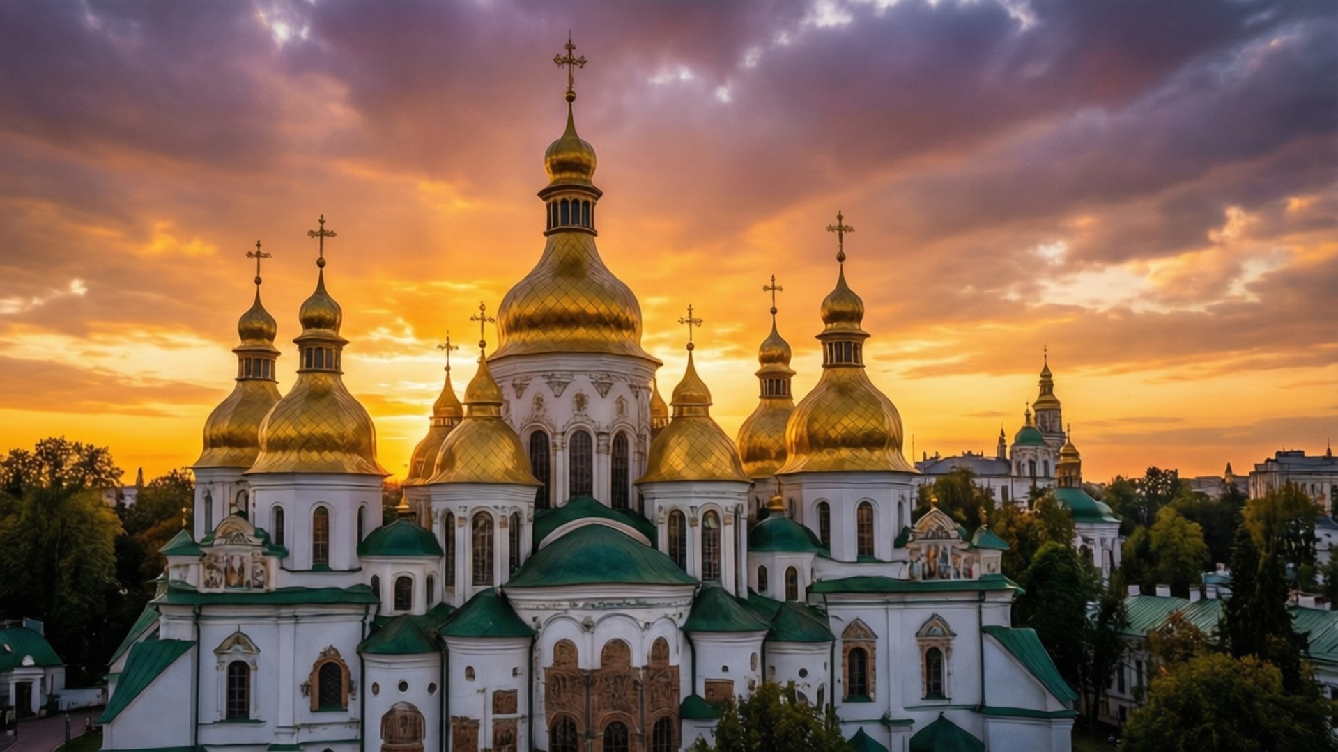 Golden Domes at Dusk 壁紙 — 宏偉東正教大教堂的金色圓頂在紫橙色雲彩的熾熱日落天空下閃耀。