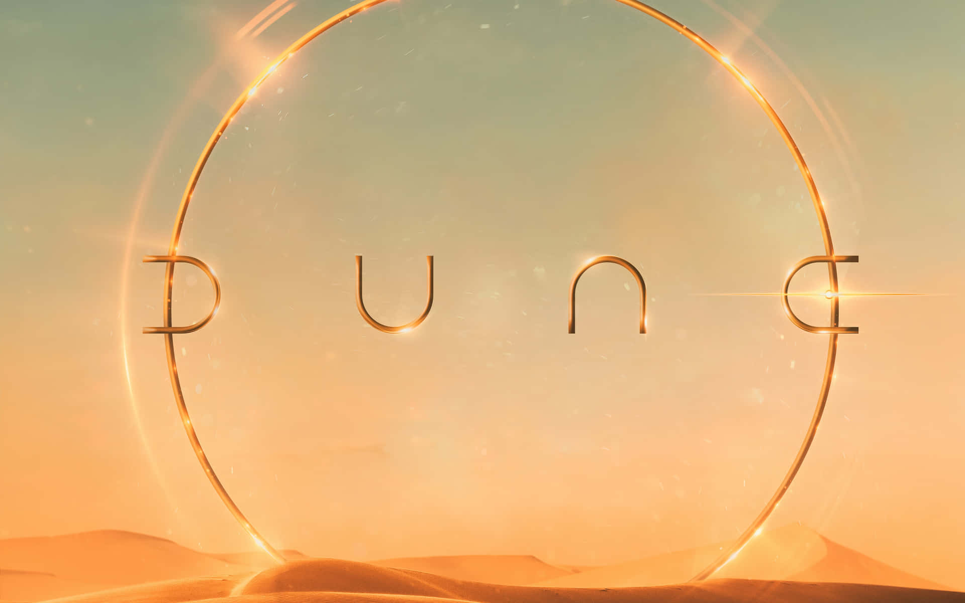  壁紙 — 金色的「DUNE」字母在一個發光的圓形框架內發光，襯托著沙漠日落天空。