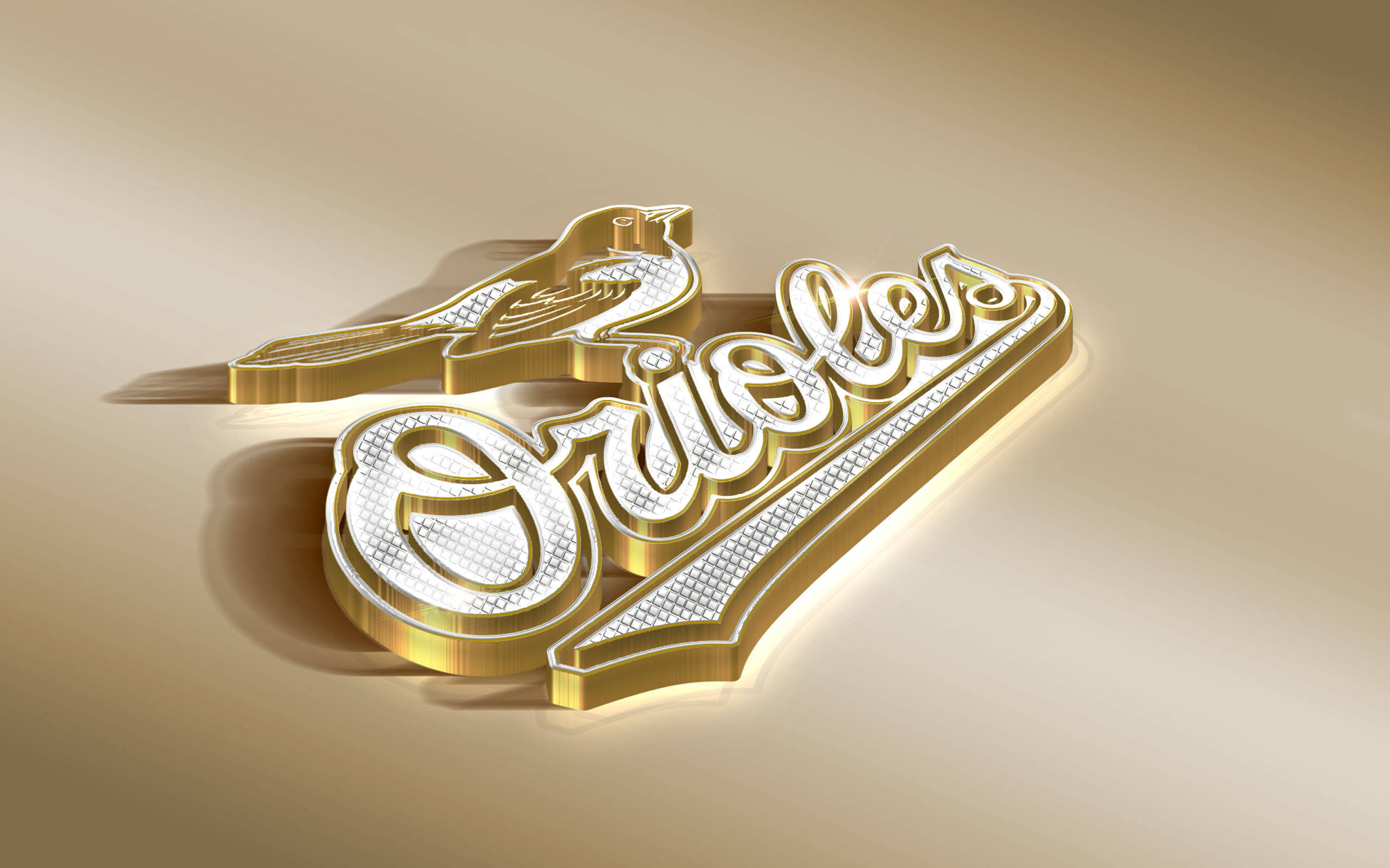 Orioles 桌布 壁紙 — Golden Orioles 標誌，帶有鳥類剪影和草書文字，在柔和燈光下於溫暖的米色表面上閃耀。