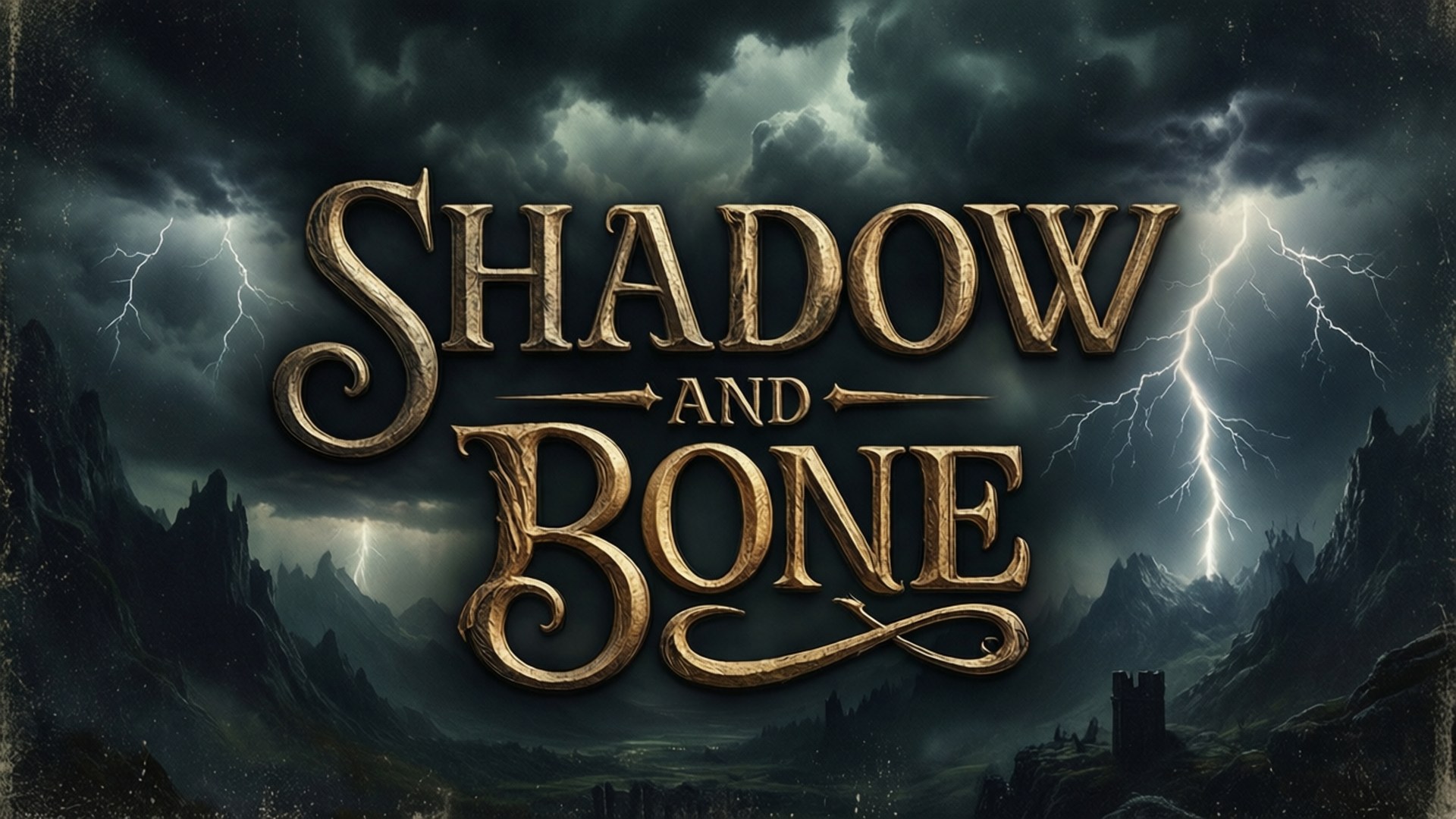 暗影與骨骸 桌布 壁紙 — 金色華麗標題「Shadow and Bone」在閃電照亮烏雲的暴風雨山脈背景下閃耀。