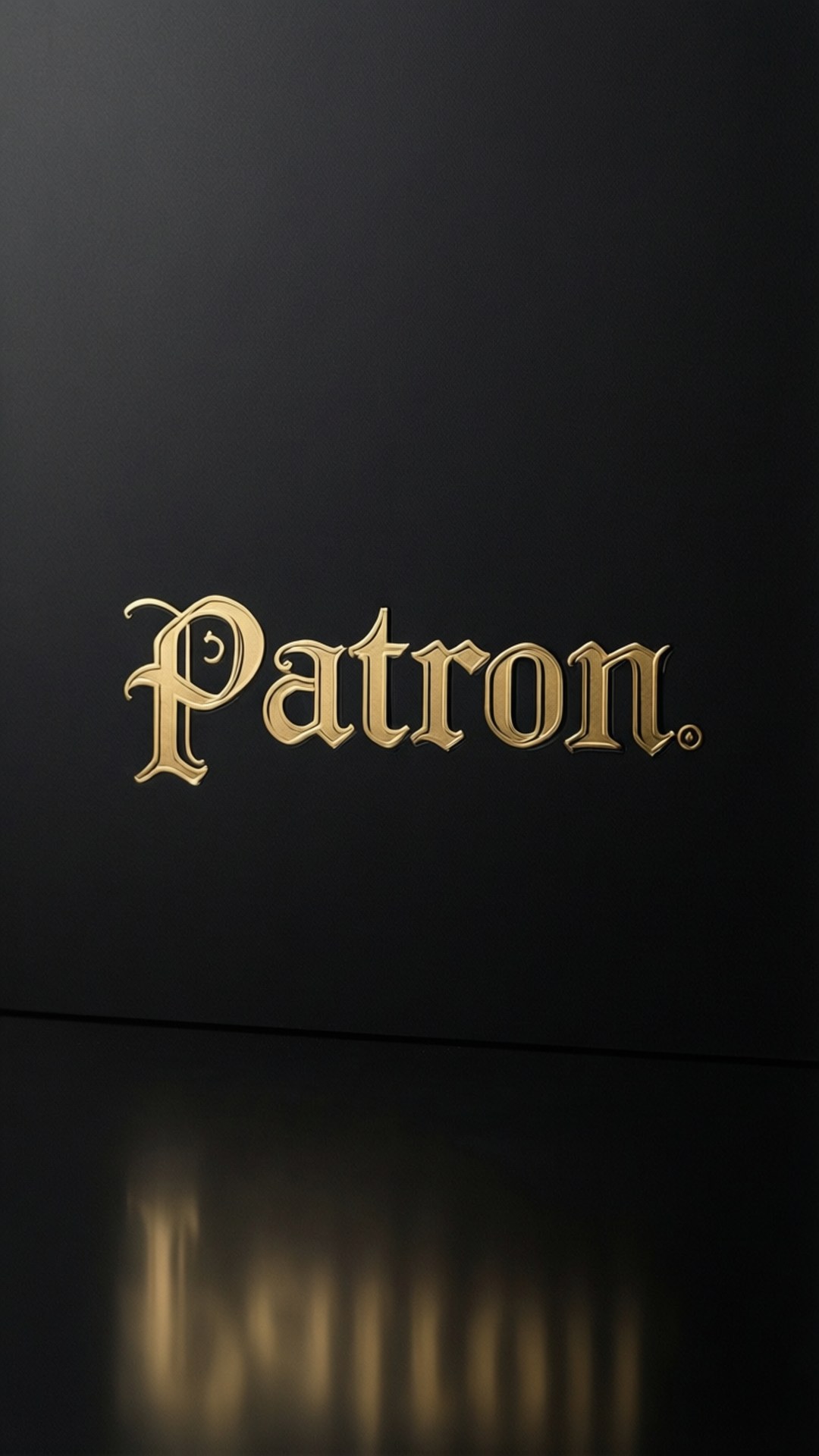 桌布 壁紙 — 金色 Patron 標誌在霧面黑色背景上優雅閃耀，下方帶有柔和倒影。
