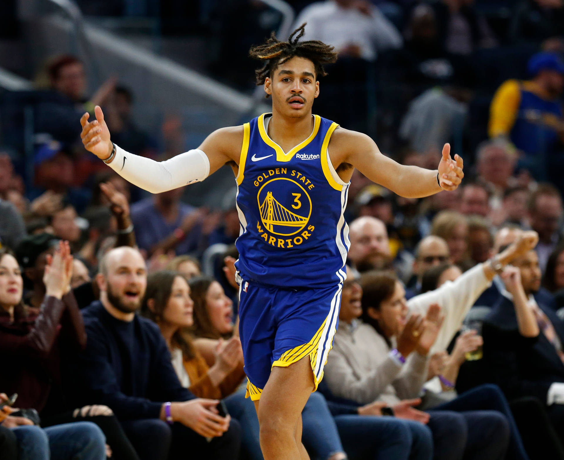 金州勇士籃球運動員在比賽中張開雙臂慶祝。 — NBA 壁紙