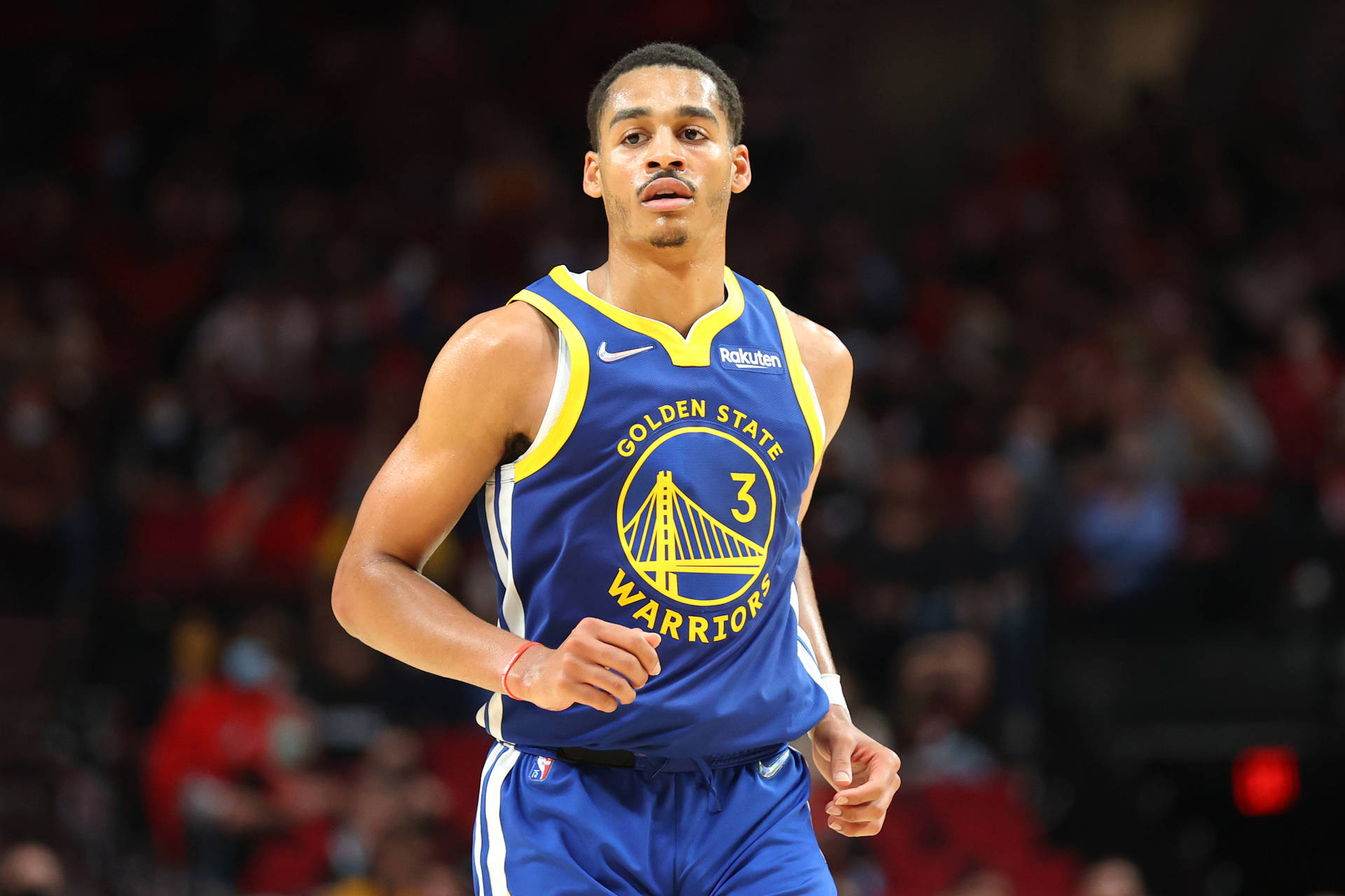 金州勇士籃球運動員在比賽中奔跑。 — Jordan Poole 壁紙