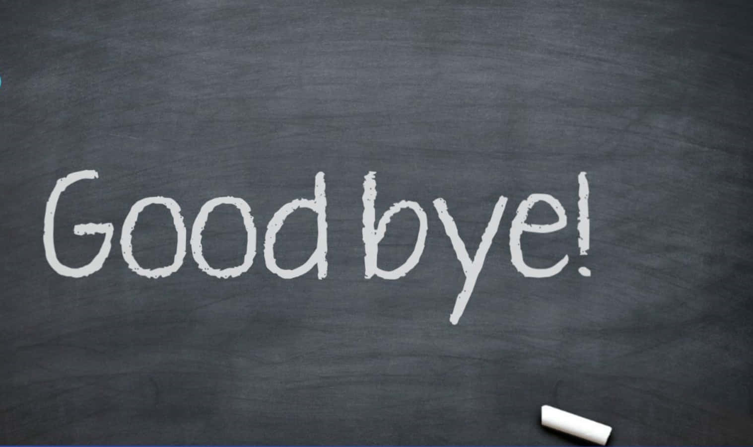 再見 桌布 壁紙 — 「Good bye!」這幾個字用白色粉筆寫在深灰色黑板上，下面放了一支粉筆。