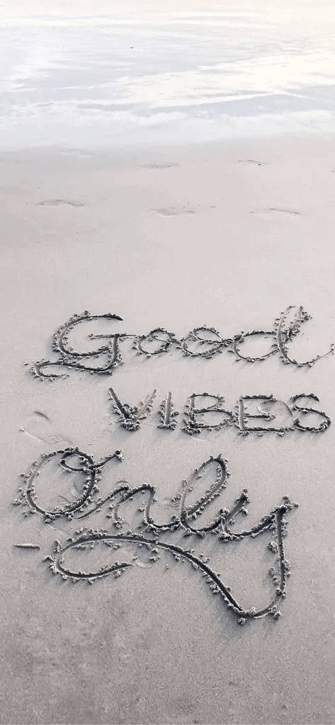 Best Summer 桌布 壁紙 — 「Good Vibes Only」這句話以草書寫在海岸線的濕沙上，溫柔的海浪正在靠近。