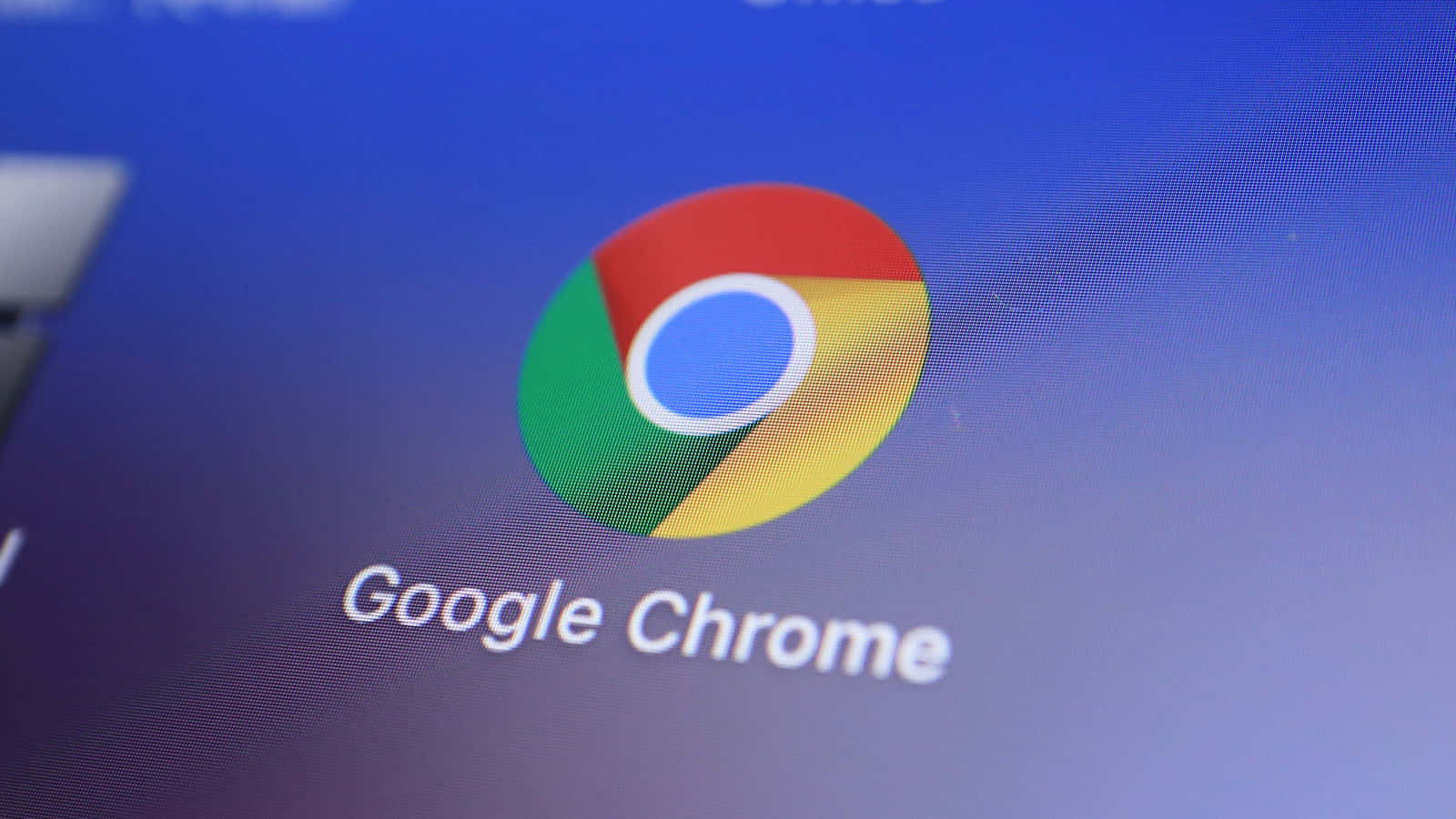 Chrome 桌布 壁紙 — Google Chrome 標誌在筆記型電腦螢幕上的特寫，背景為藍色漸變。