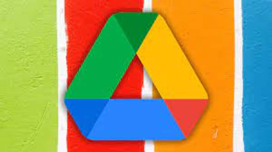 Google Drive 桌布 壁紙 — Google Drive 標誌以鮮豔色彩繪製在帶有垂直條紋的紋理牆上。